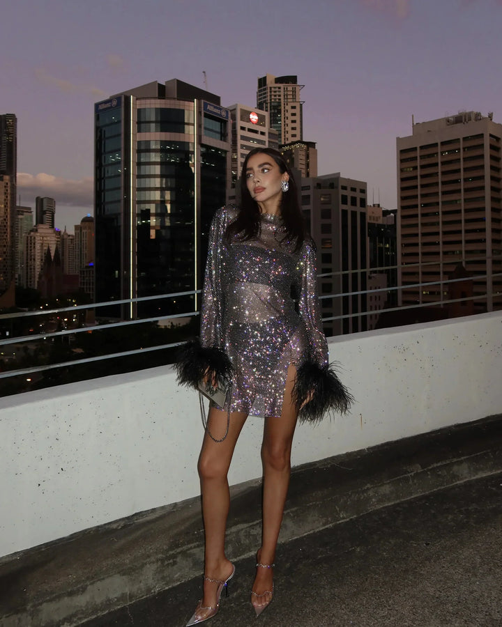 Léonie™ - Metallisches Minikleid mit schimmernden Manschetten und Federn