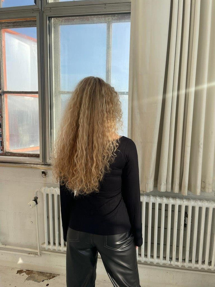 Feline™ - Langärmelige Bluse mit tiefem V-Ausschnitt